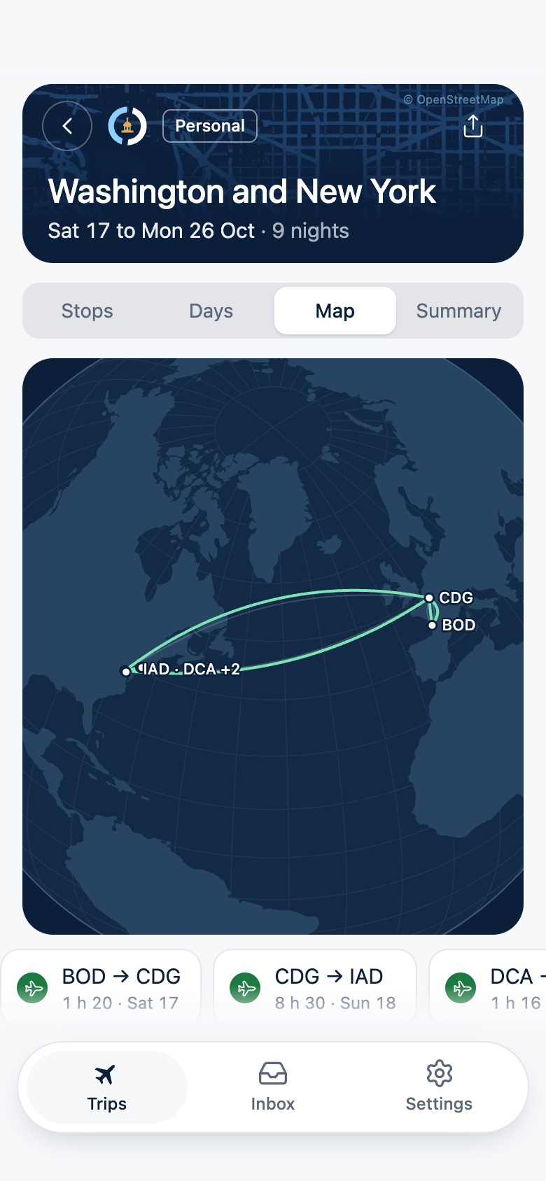 La vista Mapa de un viaje: un globo terráqueo con los vuelos de Burdeos a París, Washington y Nueva York dibujados como arcos, y los trayectos en una lista debajo.